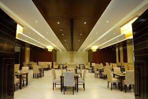2 restaurantes, se sirven desayunos, comidas, cenas y mariscos