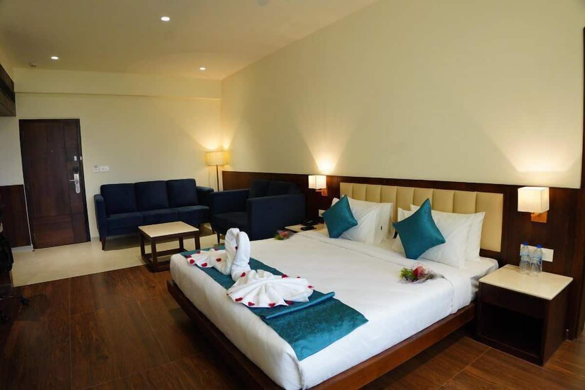 In-room safe, laptop workspace, blackout drapes, iron/ironing board