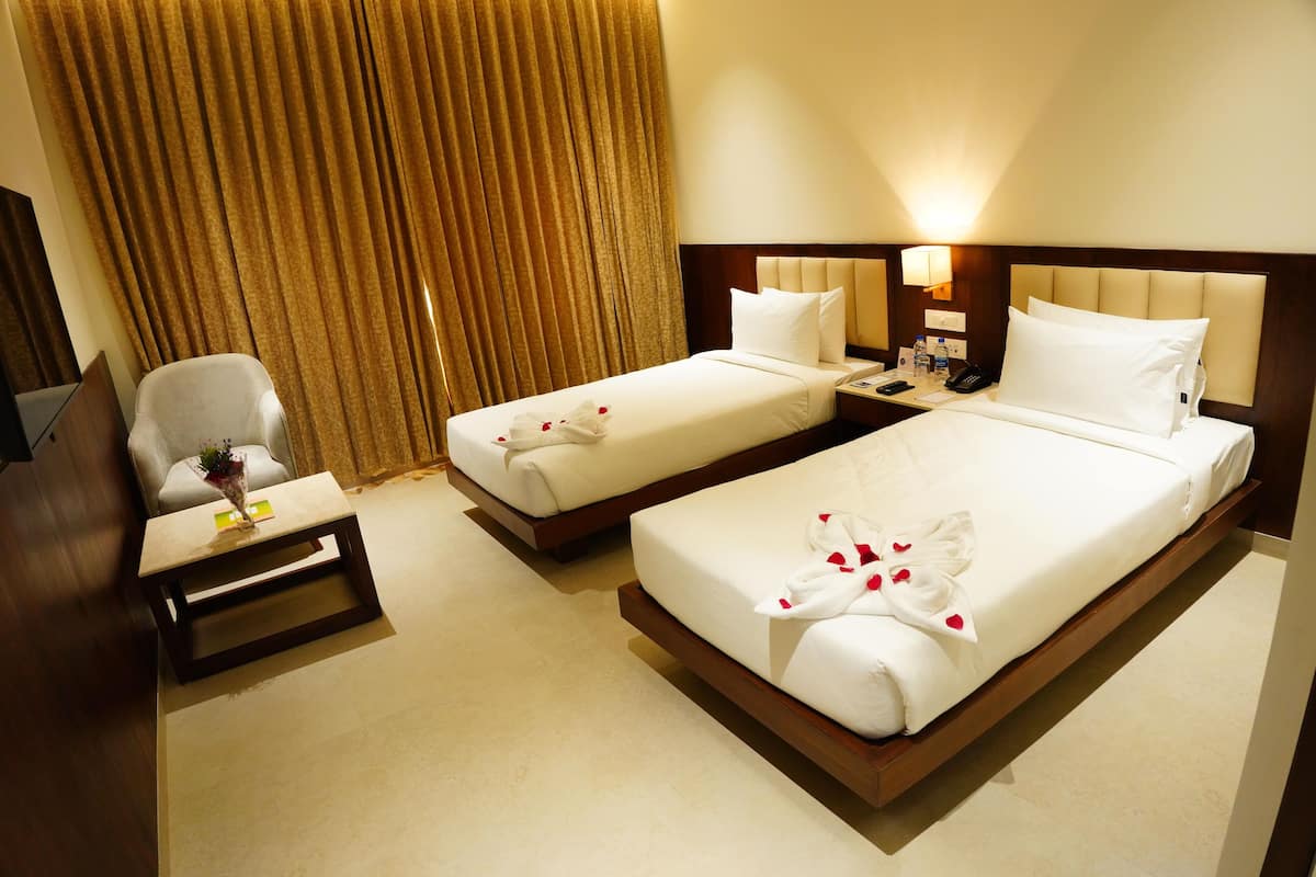 In-room safe, laptop workspace, blackout drapes, iron/ironing board