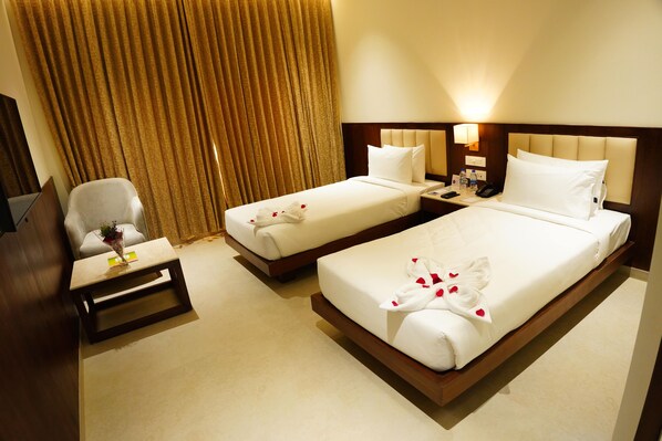 Standard Double or Twin Room, Mountain View | In-room safe, laptop workspace, blackout drapes, iron/ironing board