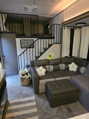 Smart TV, fireplace