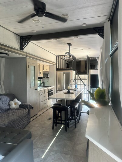 3-bedroom RV in Tranquil Trout Run with AC