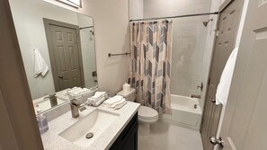 Douche, sèche-cheveux, serviettes fournies, savon