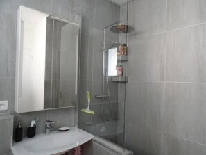 Doccia, asciugacapelli, asciugamani, sapone