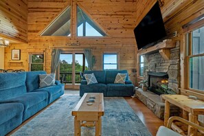 TV connectée, cheminée, livres