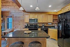 Fridge, microwave, oven, stovetop - ‼️4BR Cabin w/ Ski Resort, Mtn Views & Hot Tub (Mars Hill)