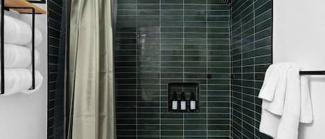 Regadera, secadora de cabello, toallas, shampoo