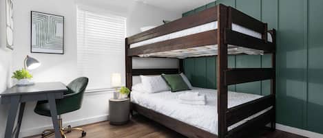 2 عدّة غرف نوم ومكواة/لوح كي وواي فاي وملاءات أسرّة