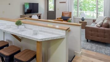 Smart TV, fireplace