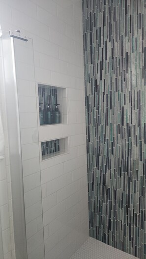 Dusj, hårføner, håndklær og såpe