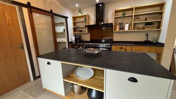 Lemari es, oven, kompor, dan ketel listrik