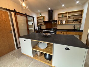 Réfrigérateur, four, plaque de cuisson, bouilloire électrique