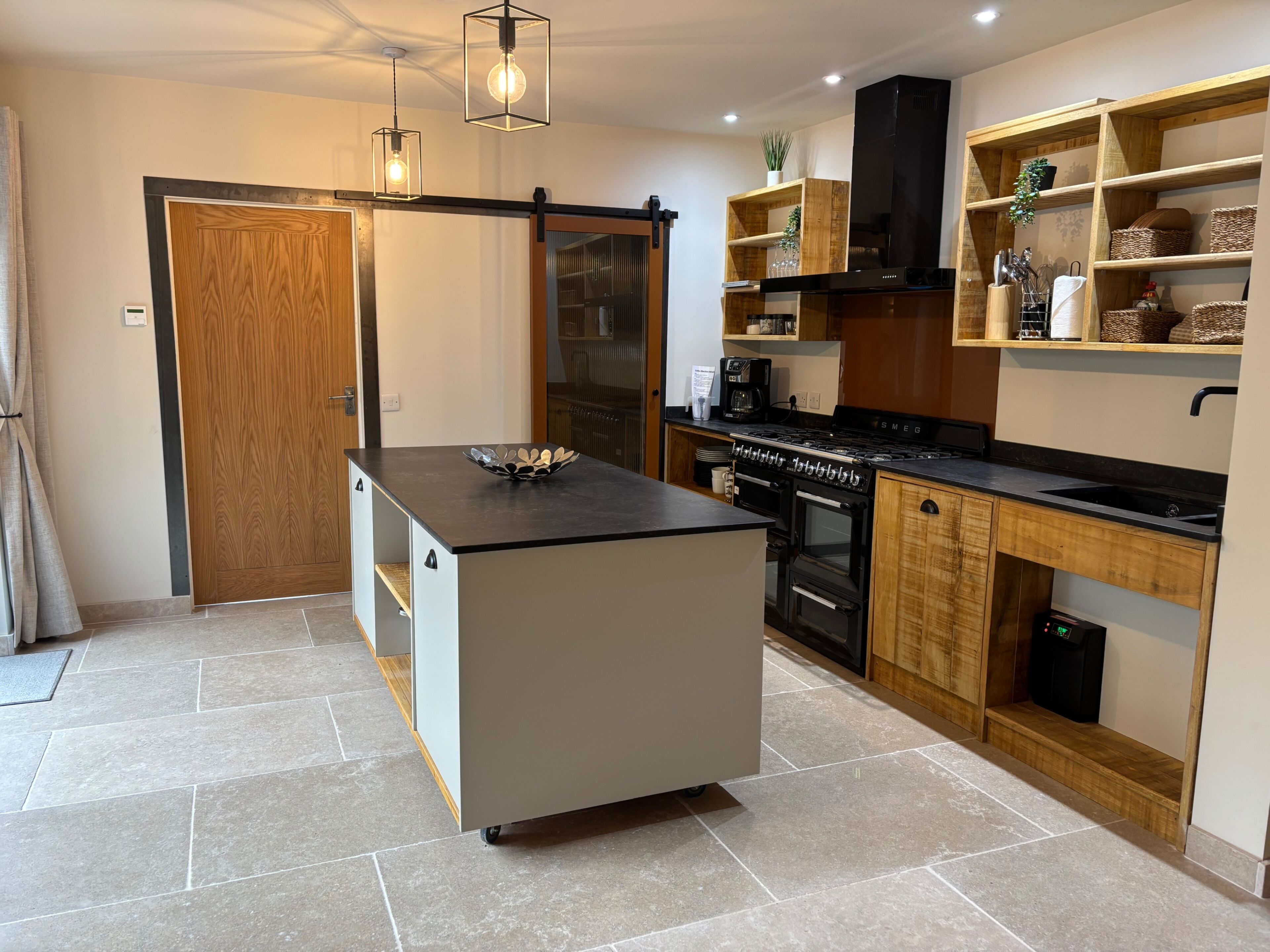 Réfrigérateur, four, plaque de cuisson, bouilloire électrique