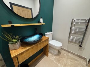 Deep soaking tub, towels