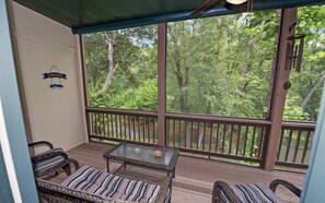 Terrace/patio - Riverside Trout Cottage / Sleeps 8 / Short walk to Downtown Helen (Helen)
