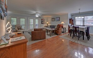 Älytelevisio, takka, kirjoja