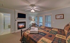 3 bedrooms, desk, iron/ironing board, free WiFi - Riverside Trout Cottage / Sleeps 8 / Short walk to Downtown Helen (Helen)