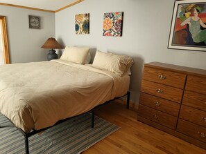 2 bedrooms, Internet, bed sheets - 2-bedroom ranch apartment in awesome Manistee with WiFi, AC and pet friendly! (Manistee)
