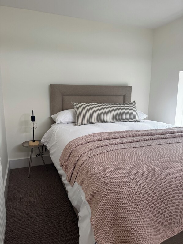 4 habitaciones, tabla de planchar con plancha, wifi y ropa de cama