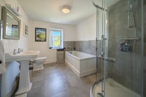 Regadera, secadora de cabello, toallas, jabón