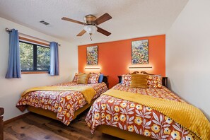 2 bedrooms, WiFi, bed sheets - POOL VIEW! Notch Timberline Aerie-No Stairs-3 Actual Beds (Branson West)