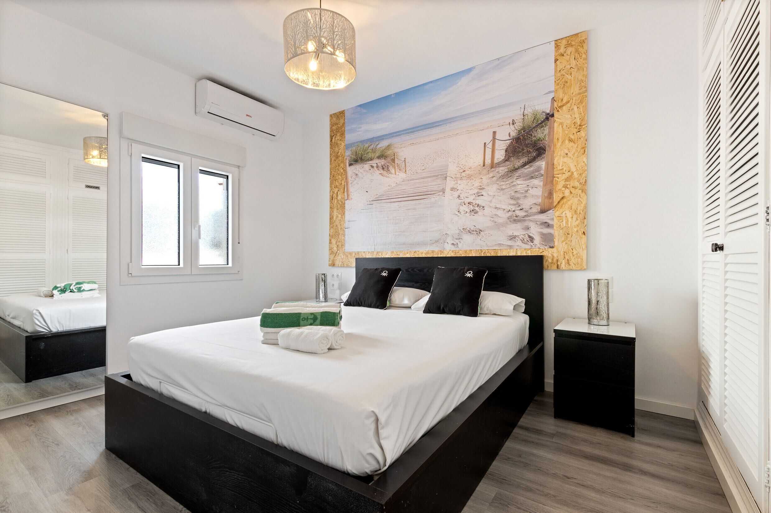 1 habitación, tabla de planchar con plancha y cuna de viaje 