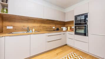 Een koelkast, een microgolfoven, een oven, een kookplaat