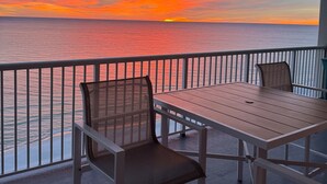 Outdoor dining - Coastal Escape West - Unit 506, beach service inc., 1 mile West of Pier Park (Panama City Beach)