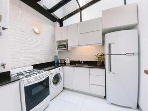 Micro-ondes, four, cafetière/bouilloire