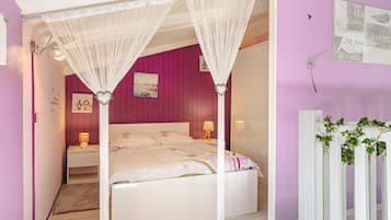 4 bedrooms, iron/ironing board, WiFi