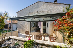 Outdoor dining - Charming Gîte "L'Escapade" Near Wild Beaches and Nature Reserve (Saint-Nazaire-sur-Charente)