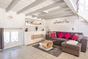TV, fireplace - Charming Gîte "L'Escapade" Near Wild Beaches and Nature Reserve (Saint-Nazaire-sur-Charente)