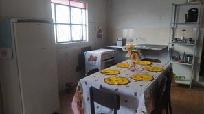 Frigorífico, placa de cocina, licuadora y utensilios de cocina