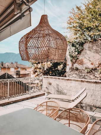 Terrace/patio. Beautiful boho-style apartment with large terraces and lake views in Ghiffa