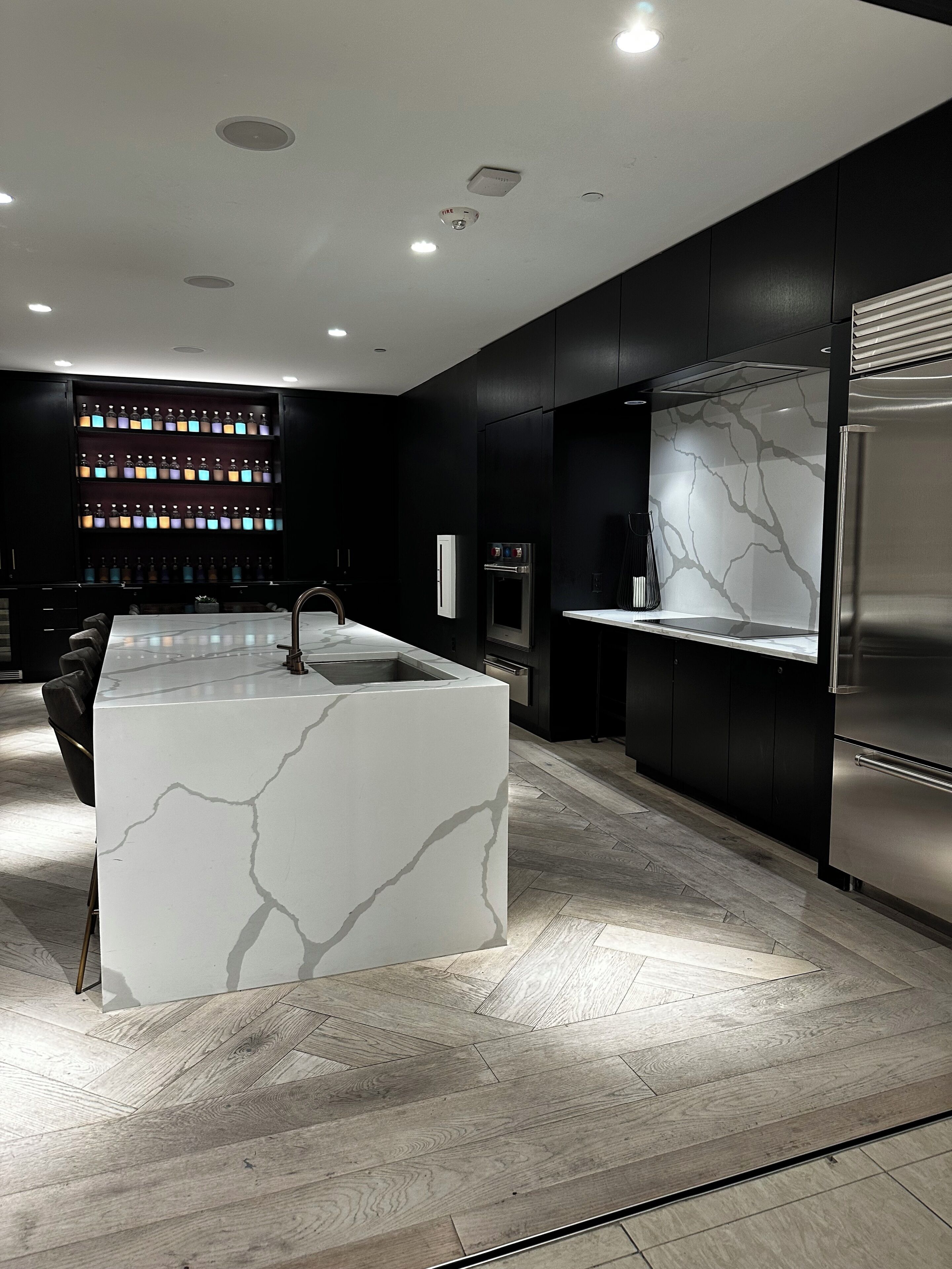 Een magnetron, een oven, een kookplaat, een vaatwasser