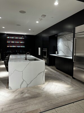 Mikroaaltouuni, uuni, liesi, astianpesukone