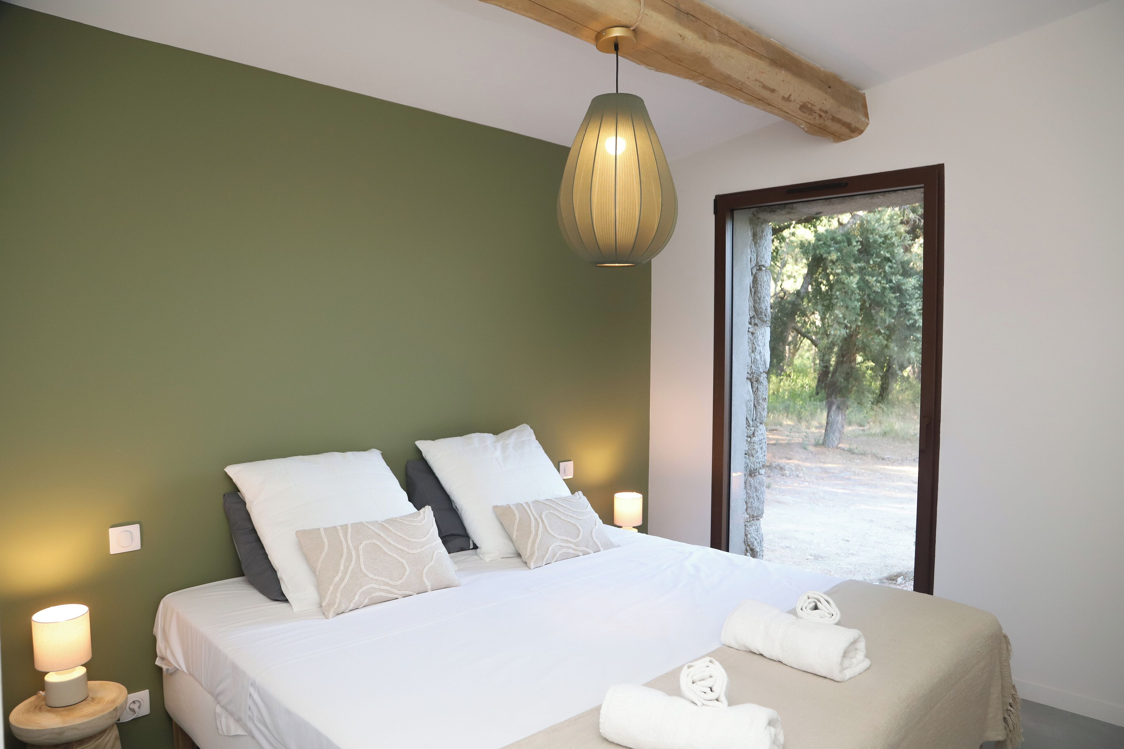 5 habitaciones, tabla de planchar con plancha, wifi y ropa de cama 