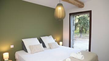 5 habitaciones, tabla de planchar con plancha, wifi y ropa de cama