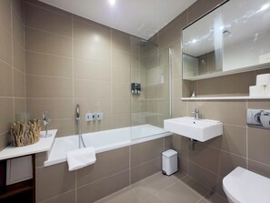 Shower, hair dryer, towels - Spacious Stylish Flat with Balcony | Pass The Keys (London)