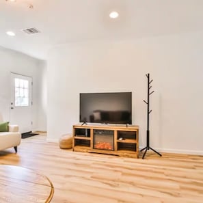 TV, offices - The Matador Flat - 2BR/2.5BA - Sleeps 6 (Lubbock)