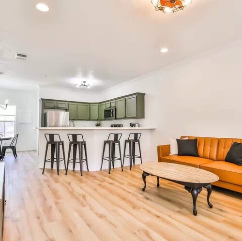 The Matador Flat - 2BR/2.5BA - Sleeps 6