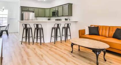 The Matador Flat - 2BR/2.5BA - Sleeps 6