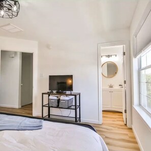 2 bedrooms, desk, iron/ironing board, WiFi