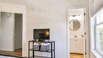 2 bedrooms, desk, iron/ironing board, WiFi