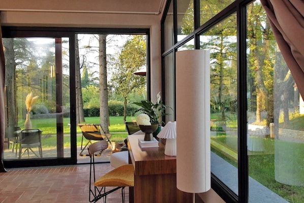 Chambre Deluxe double | Couette en duvet, lit avec matelas à plateau-coussin, décor unique