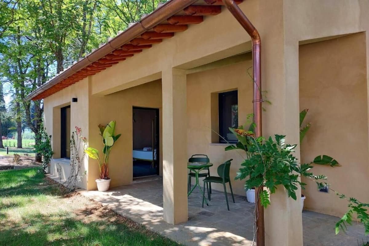 Quarto casal superior, vista para o jardim | Escrivaninha, cortinas blackout, ferros/tábuas de passar roupa