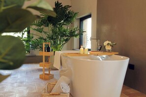 Suite | Baño | Amenidades de baño de diseñador, secadora de cabello, bidet, toallas