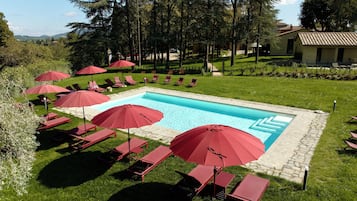 Kauden mukainen ulkouima-allas