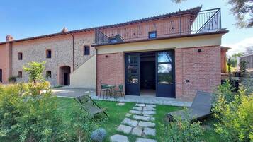 Suite, vista al jardín | Edredón, camas con pillow-top y decoración personalizada