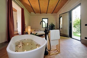 Suite, vistas al jardín | Bañera profunda
